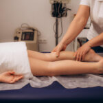 stock-photo-76450575-pielęgnacja-ciała-zbliżenie-kobieta-pierwsze-zabiegi-spa-nogi-masażu